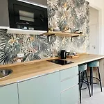 Dolce Vita, Private Parking, Self Check In Apartment Como